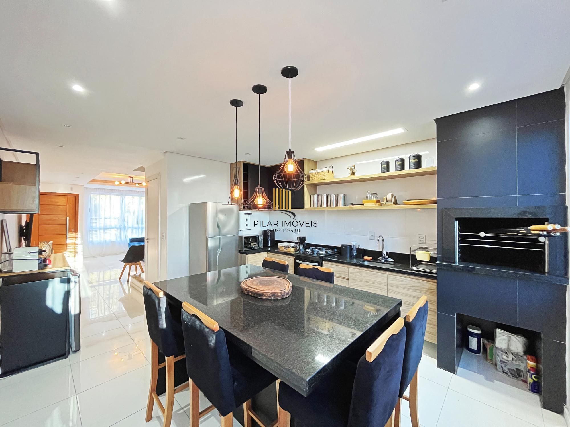 Casa 3 dormitórios no bairro Guarujá