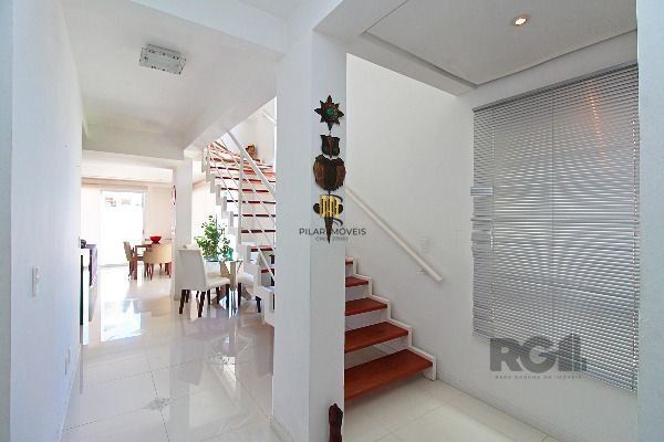 Casa em Porto Alegre, no bairro Hípica, com 3 dormitório(s), e 3 banheiros, à venda.