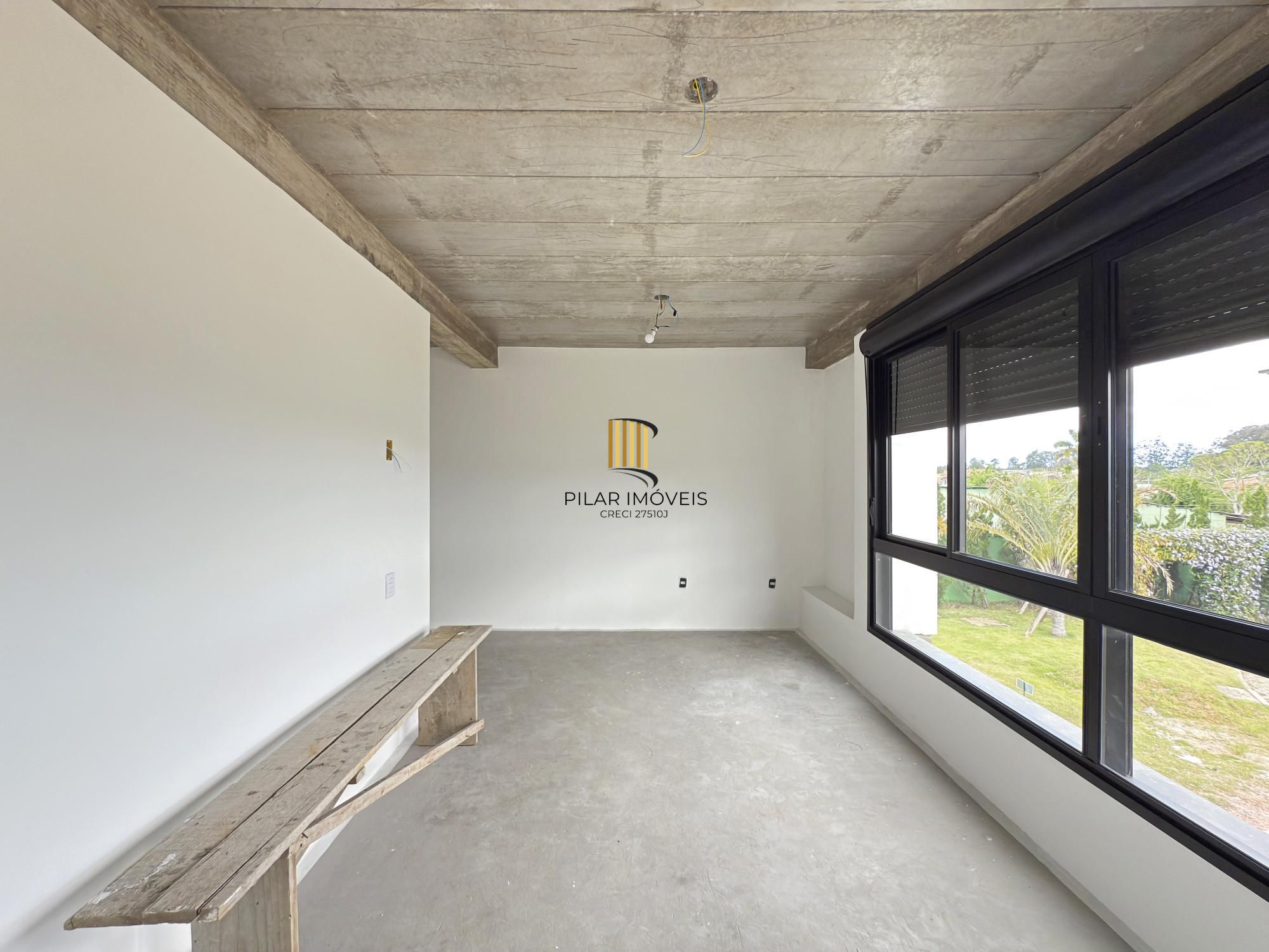 Sobrado em condomínio em Porto Alegre, no bairro Hípica, com 3 dormitórios.