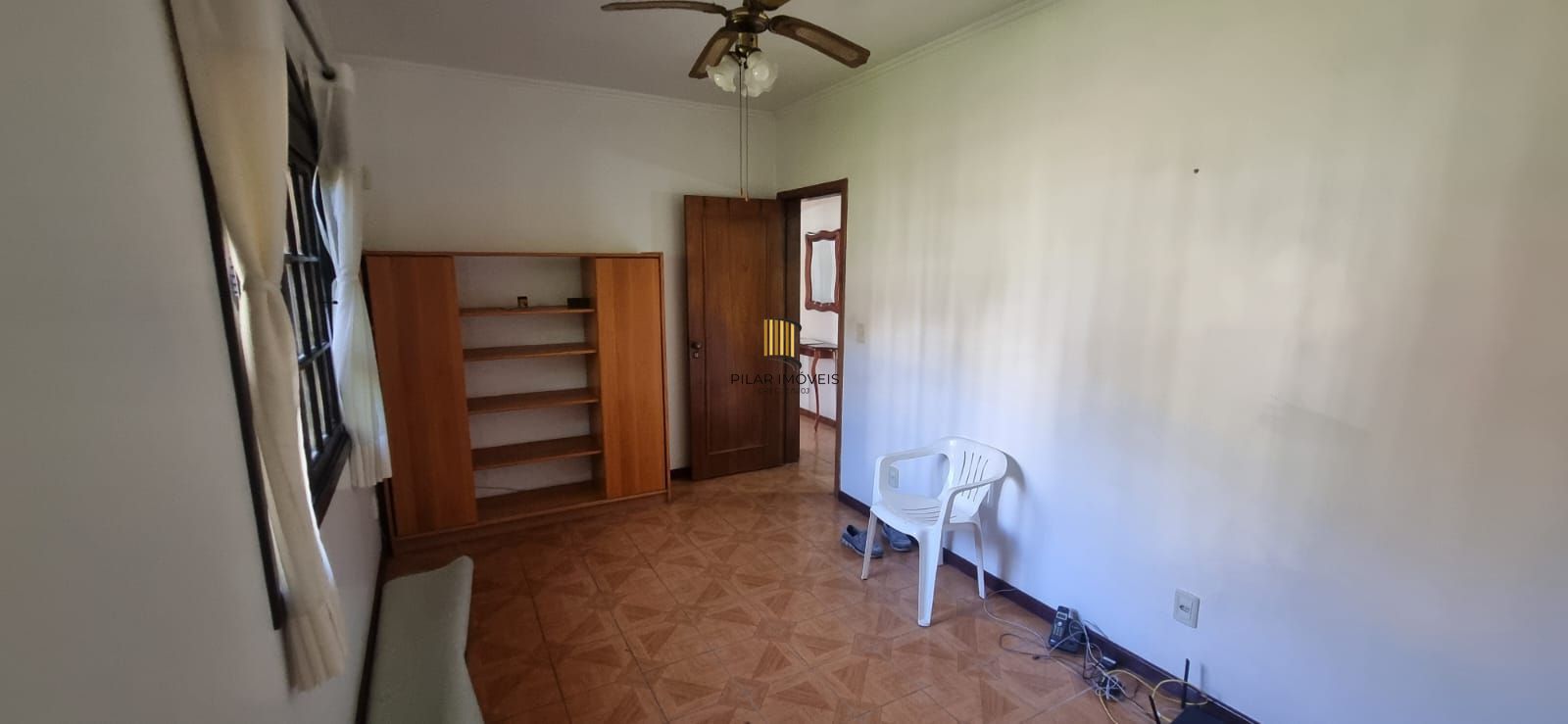 Ótima casa com 3 dormitórios sendo 1suíte e garagem para 4 carros.