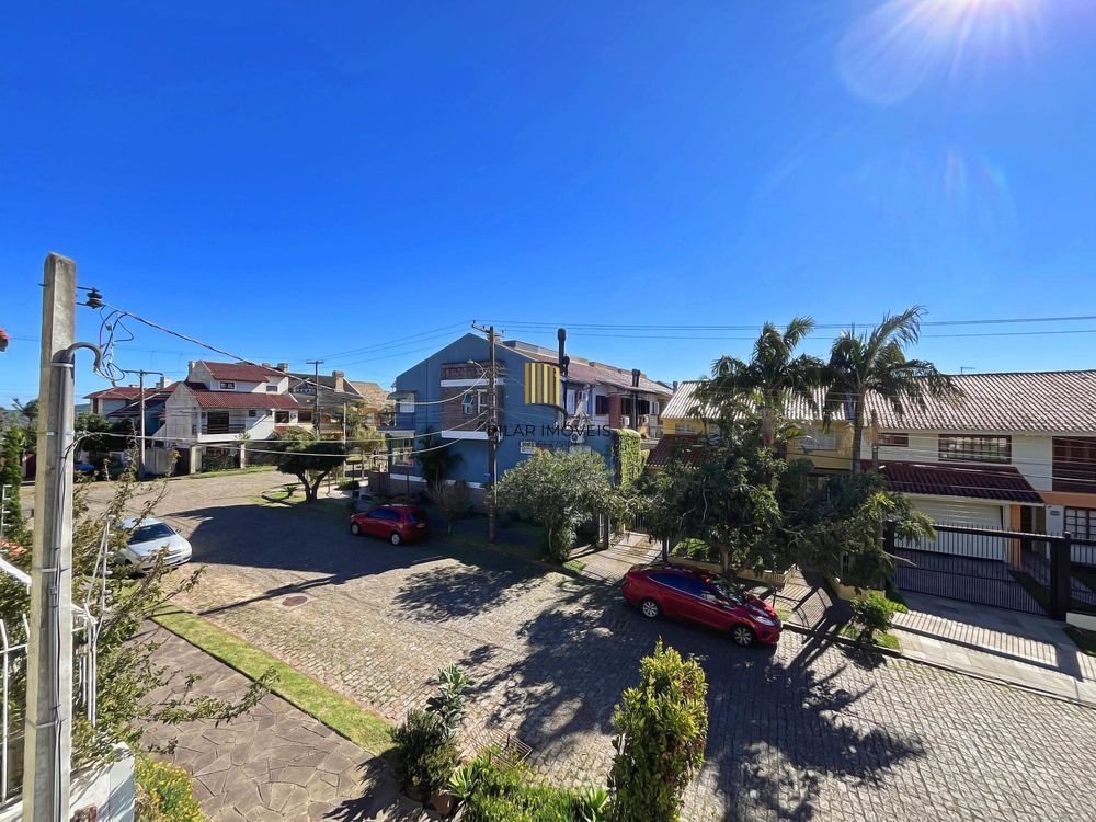 Ótima residência com 3 dormitórios, sendo 1 suíte, lareira e piscina.