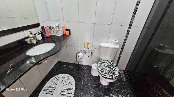 Casa em Porto Alegre, no bairro Vila Nova, com 3 dormitório(s), e 3 banheiros, à venda.