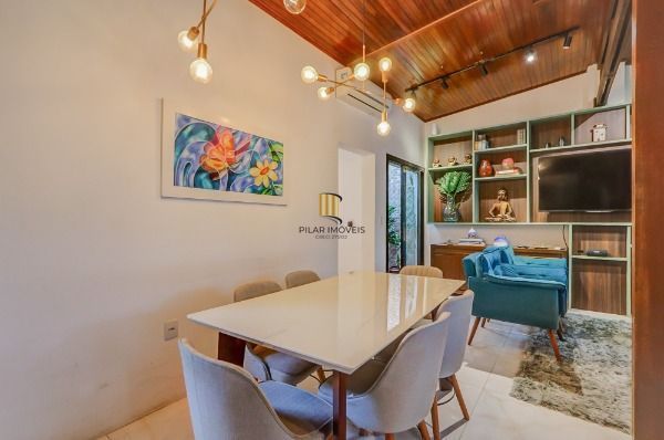 Casa em Porto Alegre, no bairro Tristeza, com 2 dormitório(s), e 2 banheiros, à venda.