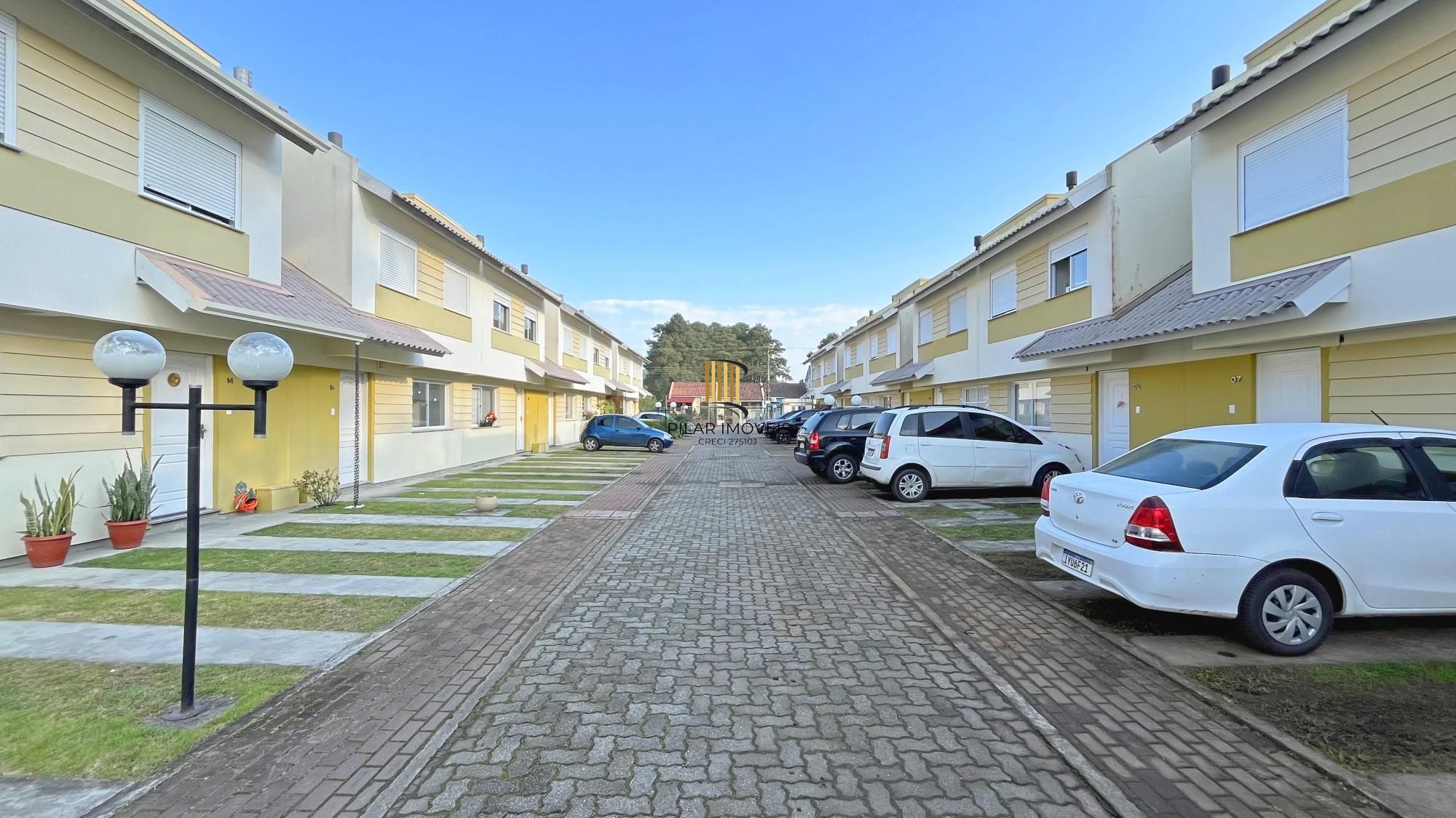 Residência 3 dormitórios sendo 1 suíte em condomínio fechado