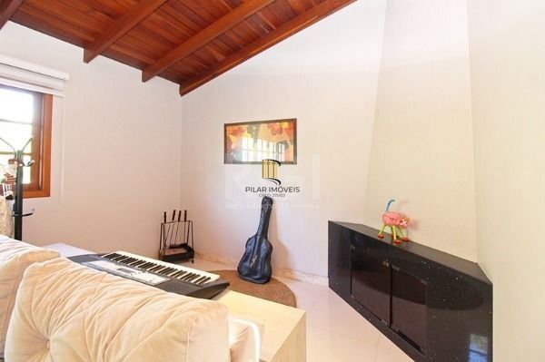 Casa em Porto Alegre, no bairro Ipanema, com 4 dormitório(s), e 4 banheiros, à venda.