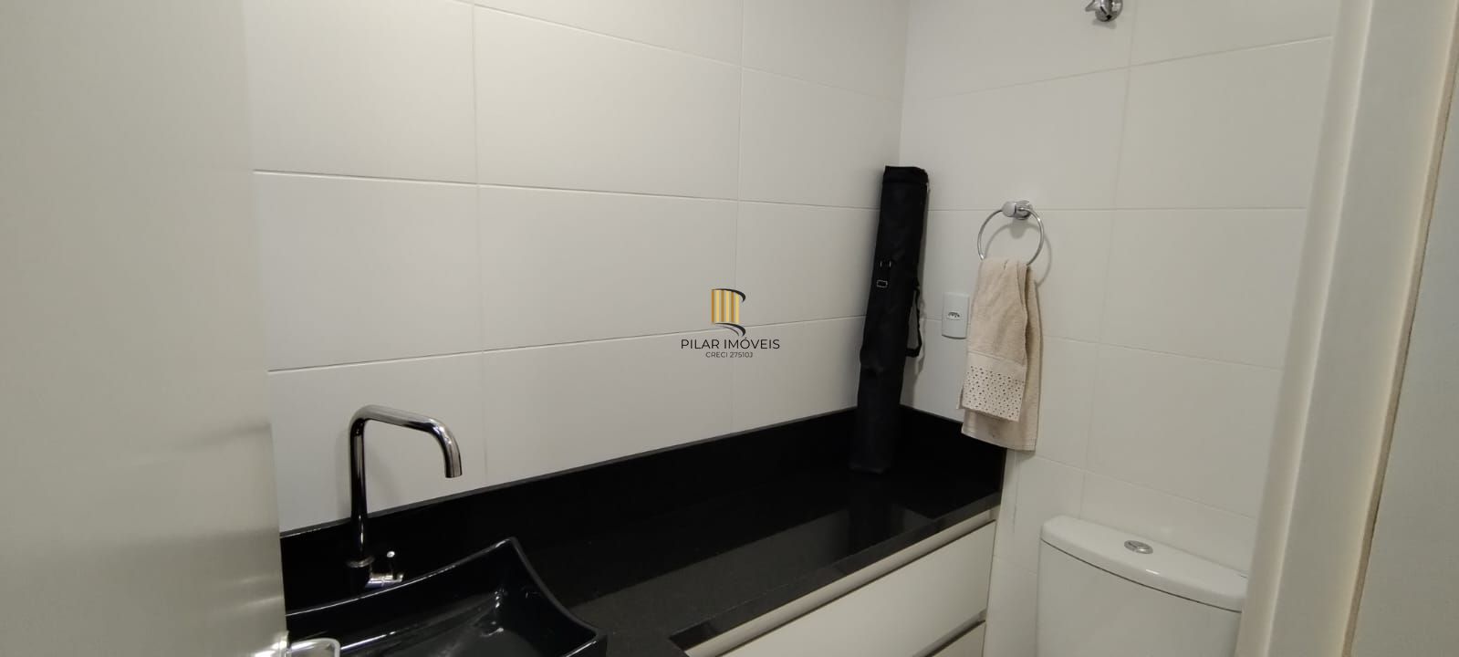 Casa térrea em condomínio fechado com 3 suítes, mobiliada, pátio , 168 m² privativos