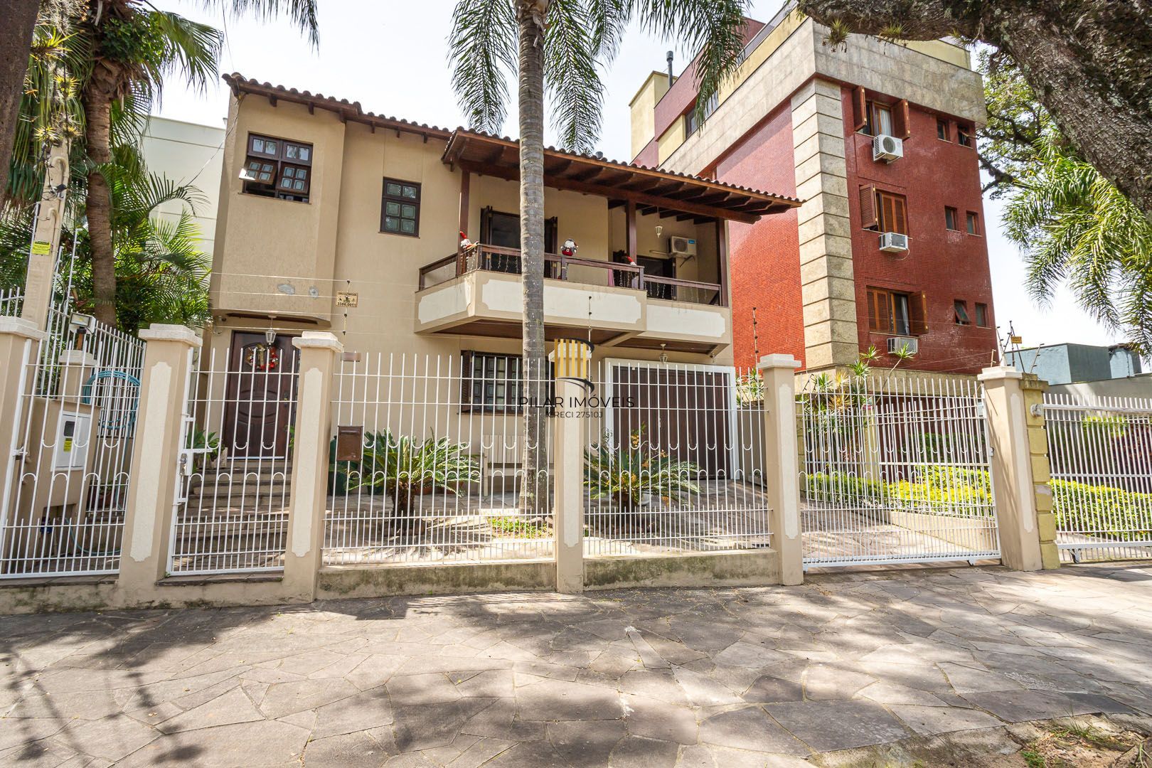 Casa de 272m², 4 dormitórios, 2 suítes e 4 vagas de garagem, no bairro Ipanema, próxima à orla do Guaíba.