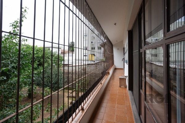Casa em Porto Alegre, no bairro Medianeira, com 5 dormitório(s), e 5 banheiros, à venda.