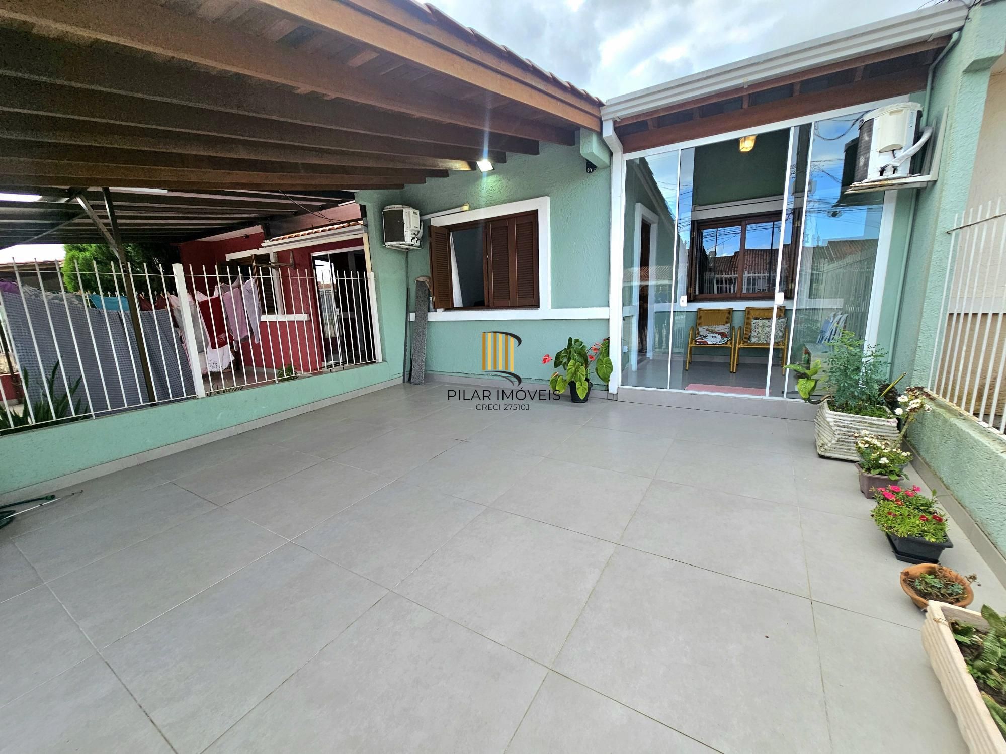 Casa 3 dormitórios 2 banheiros quiosque com churrasqueira cozinha gourmet moveis sob medida e garagem coberta na zona sul de Porto Alegre ! - Pilar Imóveis