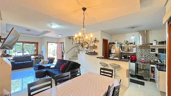 Casa em Porto Alegre, no bairro Hípica, com 3 dormitório(s), e 3 banheiros, à venda.