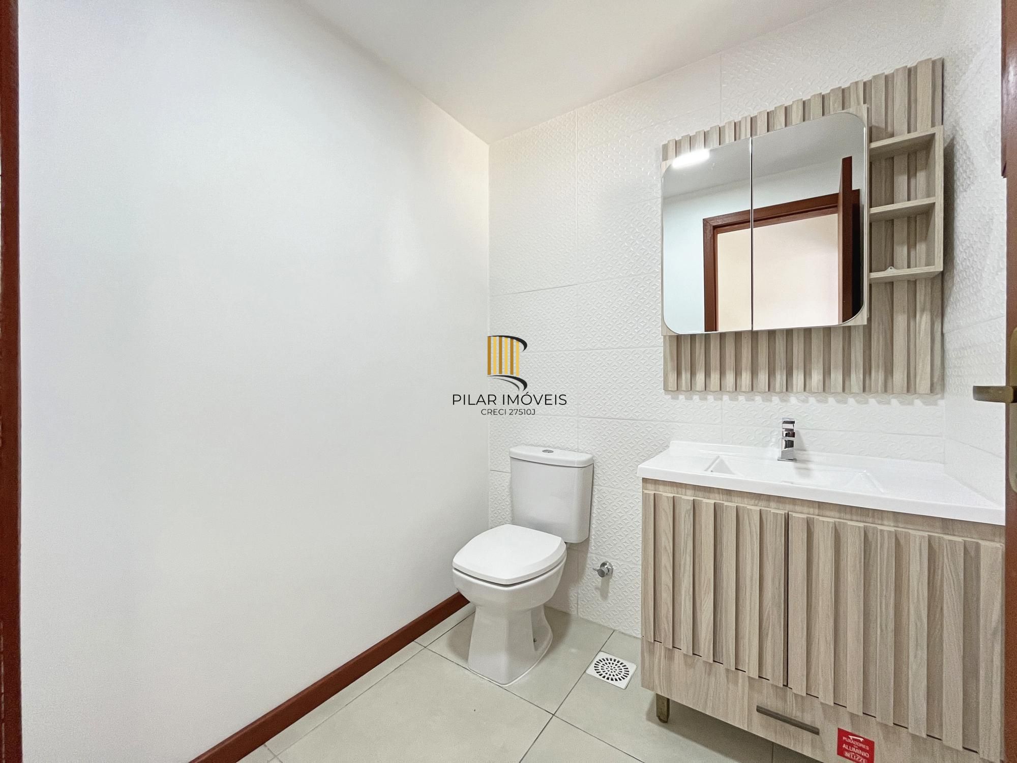 Casa com suíte no térreo em condomínio fechado
