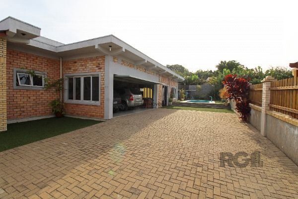Casa em Porto Alegre, no bairro Belém Novo, com 3 dormitório(s), e 3 banheiros, à venda.