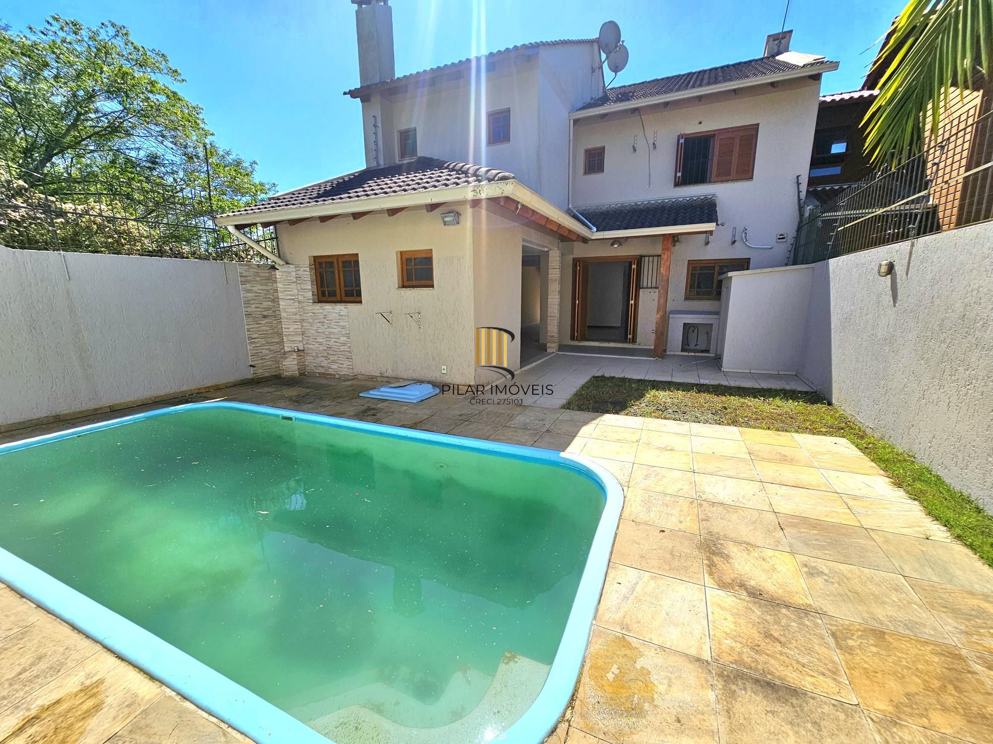 Sobrado 3 dormitórios com lareira, churrasqueira, piscina, 4 vagas garagem com 196,00m² de área construída no bairro Hípica !