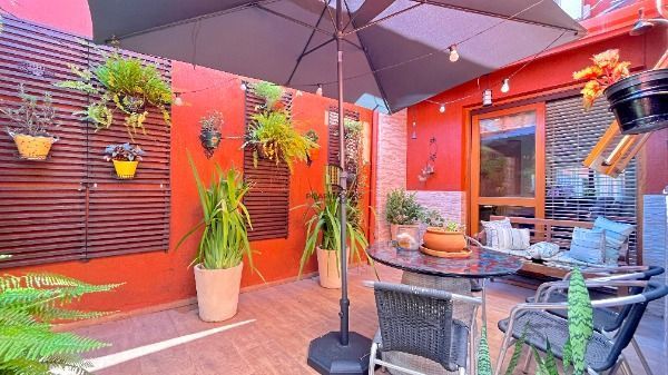 Casa Condominio em Porto Alegre, no bairro Cristal, com 4 dormitório(s), e 4 banheiros, à venda.