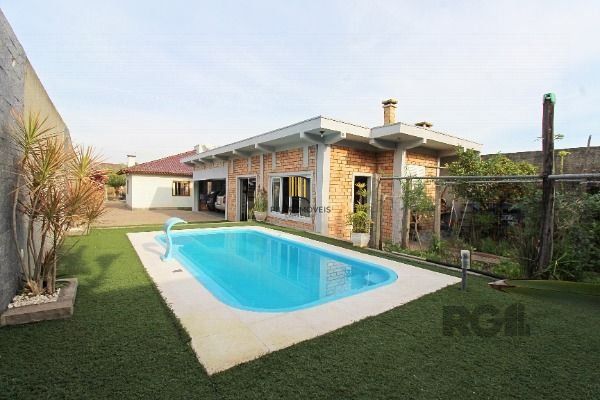 Casa em Porto Alegre, no bairro Belém Novo, com 3 dormitório(s), e 3 banheiros, à venda.