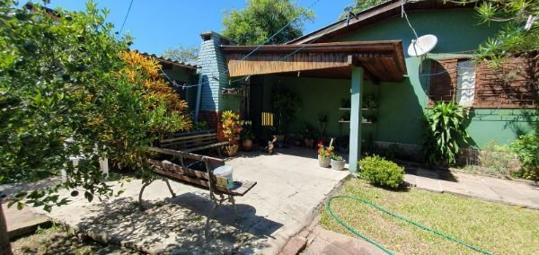 Casa em Porto Alegre, no bairro Ponta Grossa, com 3 dormitório(s), e 3 banheiros, à venda.