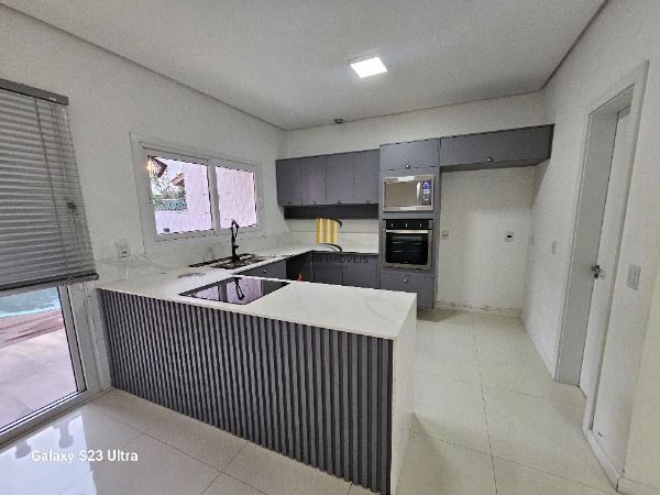 Casa Condominio em Porto Alegre, no bairro Hípica, com 4 dormitório(s), e 4 banheiros, à venda.