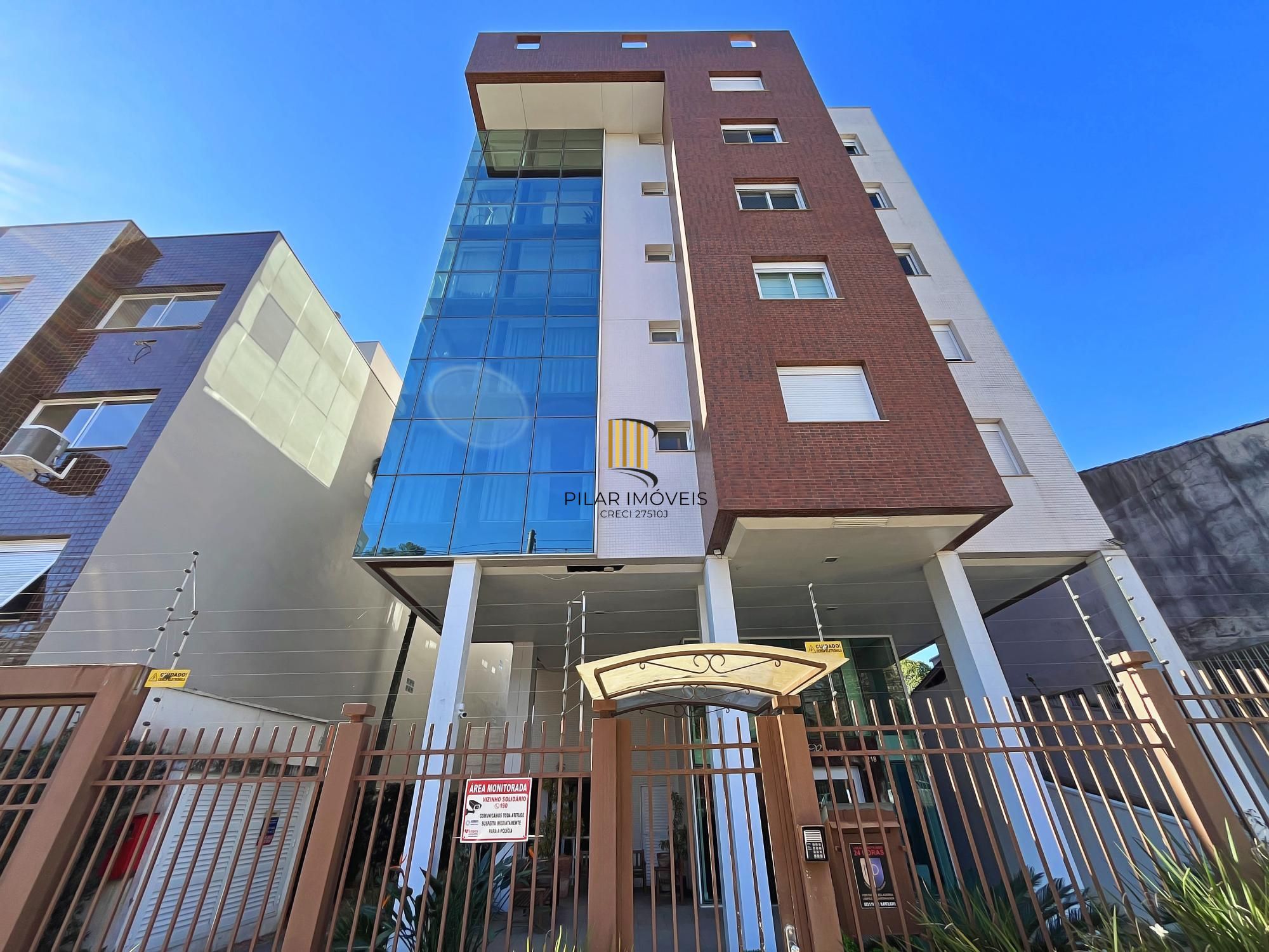 Excelente Apto com 102 m² de 3 dormitórios sendo um suíte com duas vagas no Menino Deus