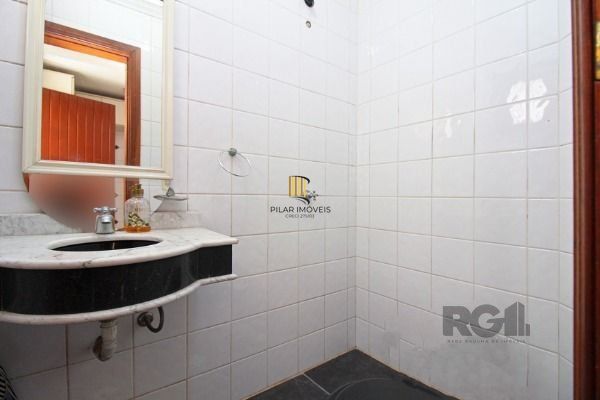Casa em Porto Alegre, no bairro Ipanema, com 3 dormitório(s), e 3 banheiros, à venda.