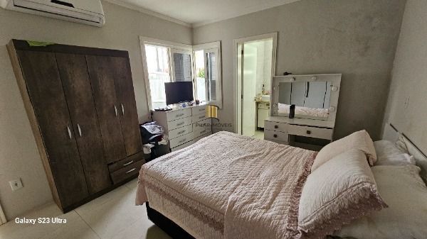 Casa em Porto Alegre, no bairro Hípica, com 3 dormitório(s), e 3 banheiros, à venda.