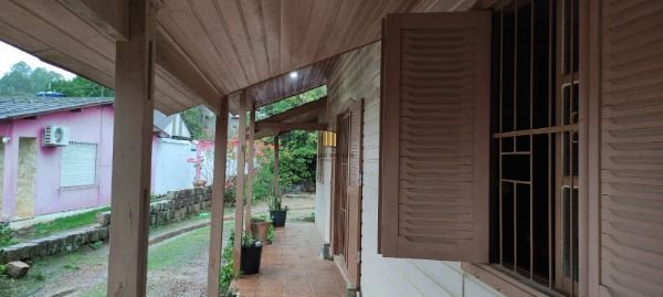 Casa em Porto Alegre, no bairro Campo Novo, com 3 dormitório(s), e 3 banheiros, à venda.