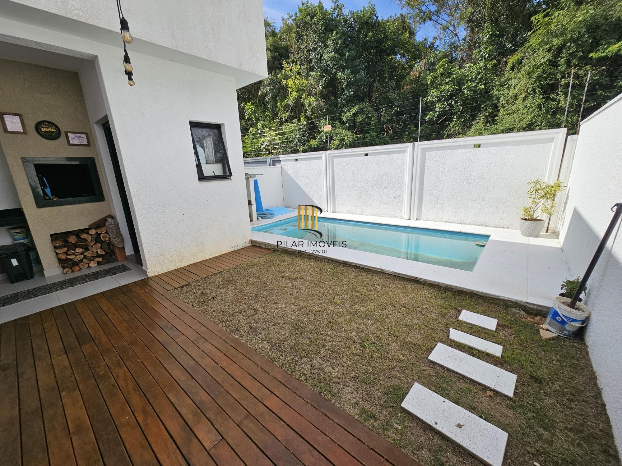 Casa térrea 3 dormitórios com piscina em condomínio no bairro Hípica zona sul de Porto Alegre.