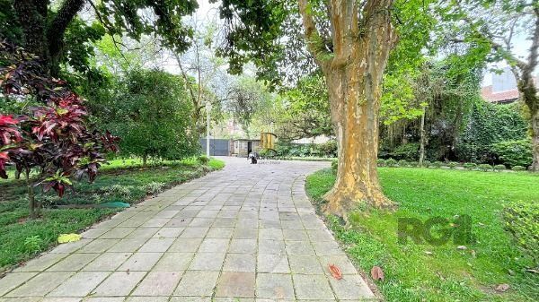 Casa em Porto Alegre, no bairro Pedra Redonda, com 7 dormitório(s), e 7 banheiros, à venda.