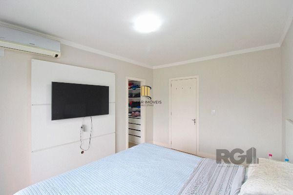 Casa em Porto Alegre, no bairro Hípica, com 3 dormitório(s), e 3 banheiros, à venda.