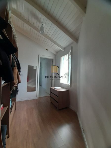 Casa em Porto Alegre, no bairro Guarujá, com 3 dormitório(s), e 3 banheiros, à venda.