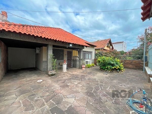 Casa em Porto Alegre, no bairro Guarujá, com 5 dormitório(s), e 5 banheiros, à venda.