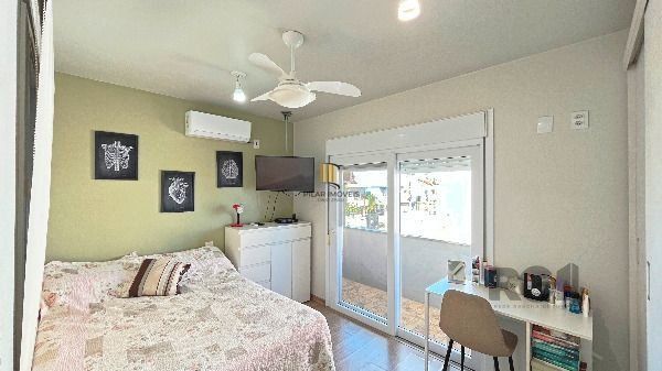Casa em Porto Alegre, no bairro Hípica, com 3 dormitório(s), e 3 banheiros, à venda.