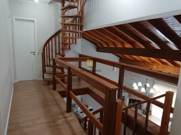 Casa em Porto Alegre, no bairro Espirito Santo, com 4 dormitório(s), e 4 banheiros, à venda.