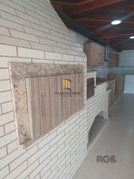 Casa em Porto Alegre, no bairro Restinga, com 4 dormitório(s), e 4 banheiros, à venda.