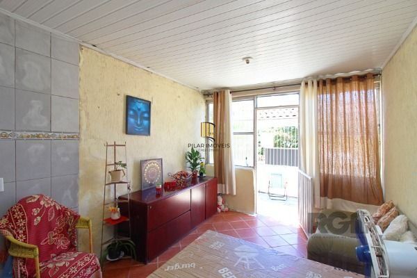 Casa em Porto Alegre, no bairro Jardim Itu, com 2 dormitório(s), e 2 banheiros, à venda.