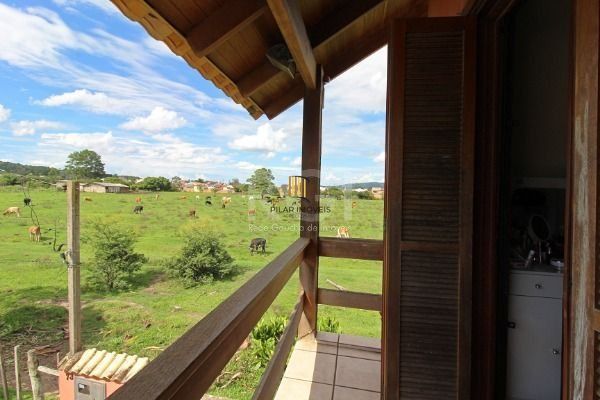 Casa em Porto Alegre, no bairro Hípica, com 2 dormitório(s), e 2 banheiros, à venda.