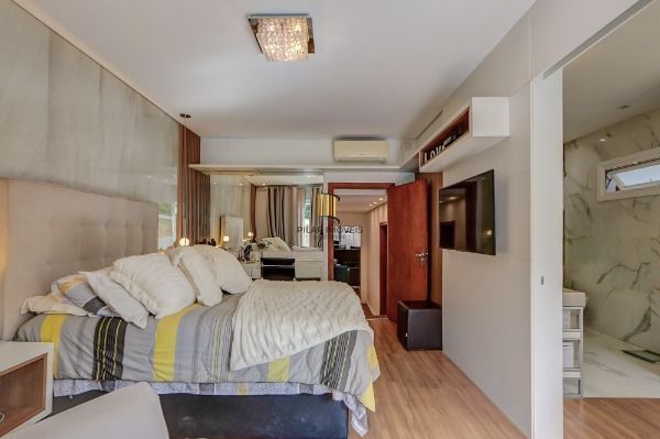 Casa em Porto Alegre, no bairro Tristeza, com 2 dormitório(s), e 2 banheiros, à venda.