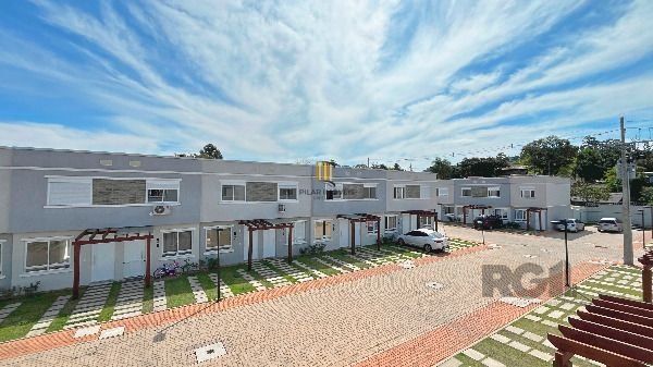 Casa em Porto Alegre, no bairro Vila Nova, com 2 dormitório(s), e 2 banheiros, à venda.