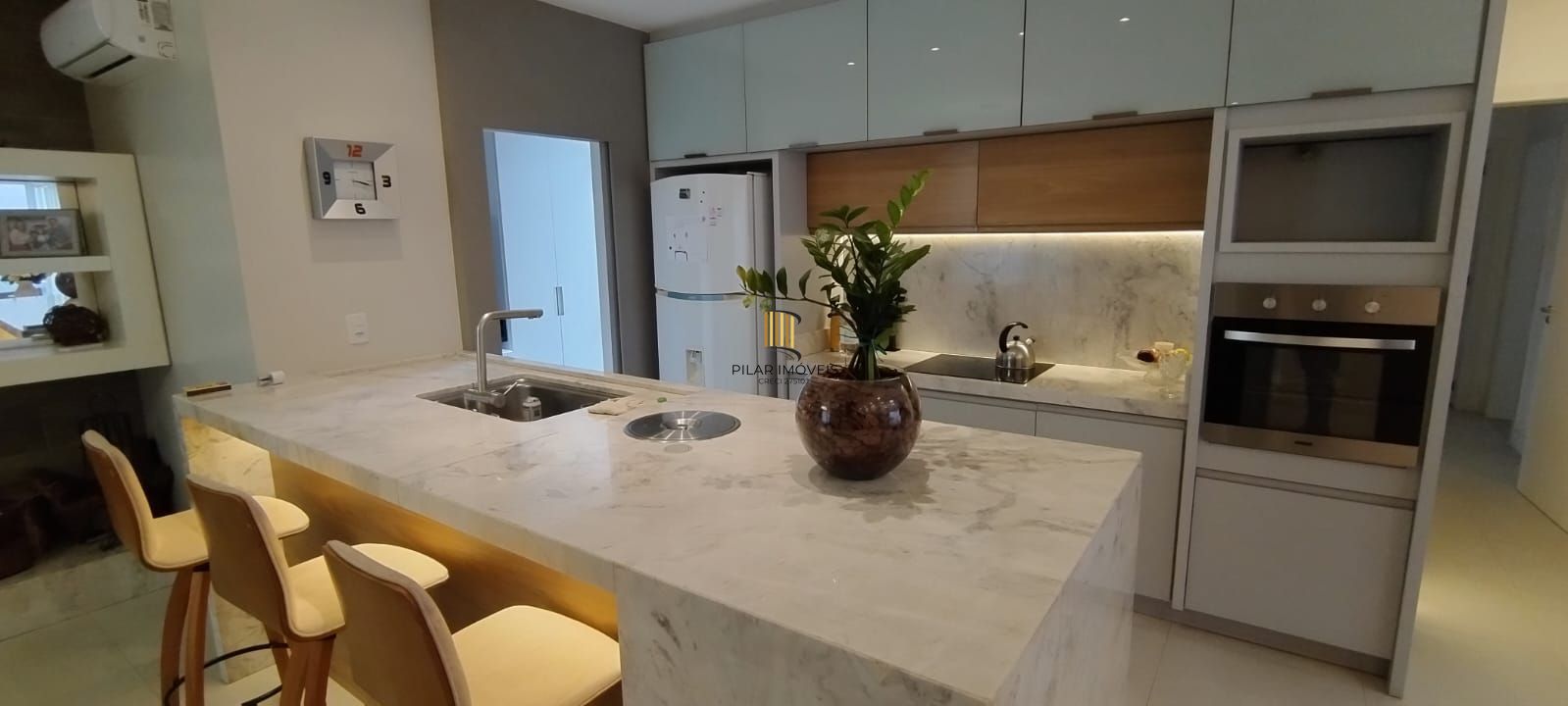 Casa térrea em condomínio fechado com 3 suítes, mobiliada, pátio , 168 m² privativos