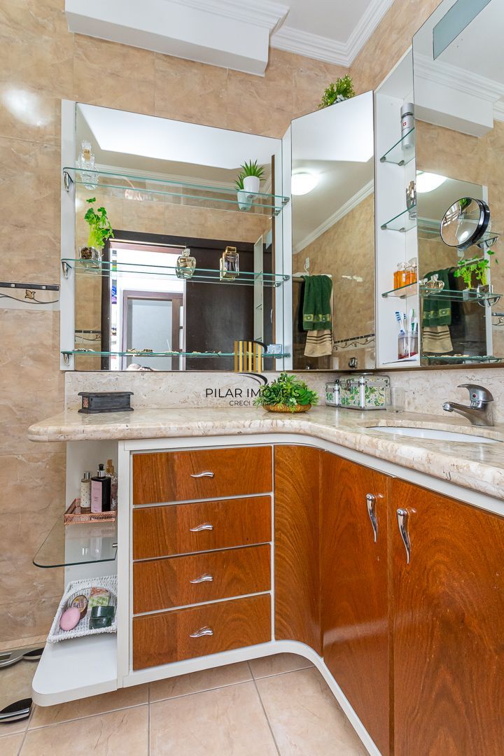 Casa de 272m², 4 dormitórios, 2 suítes e 4 vagas de garagem, no bairro Ipanema, próxima à orla do Guaíba.