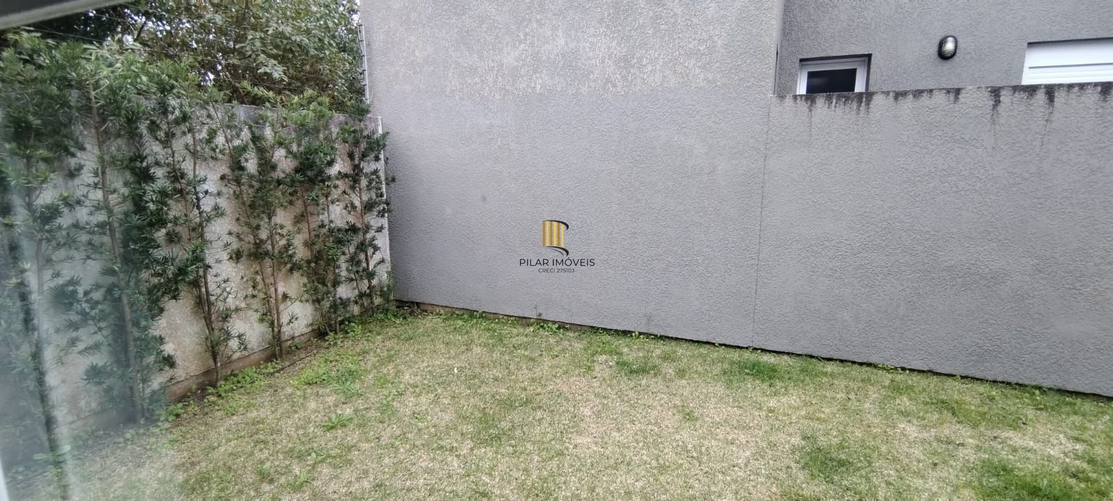 Casa térrea em condomínio fechado com 3 suítes, mobiliada, pátio , 168 m² privativos