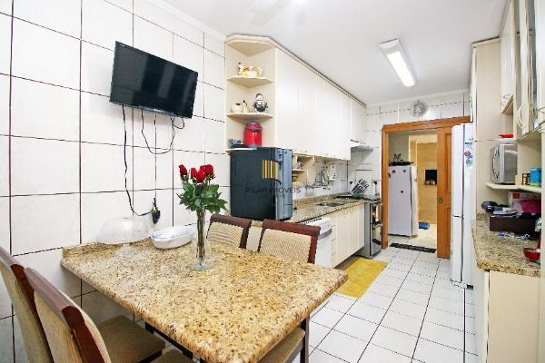 Apartamento em Porto Alegre, no bairro Petrópolis, com 3 dormitório(s), e 3 banheiros, à venda.