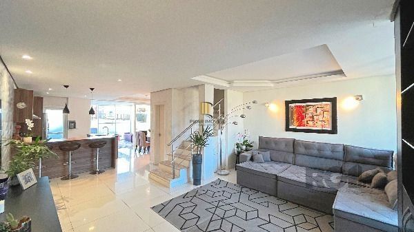 Casa em Porto Alegre, no bairro Hípica, com 3 dormitório(s), e 3 banheiros, à venda.