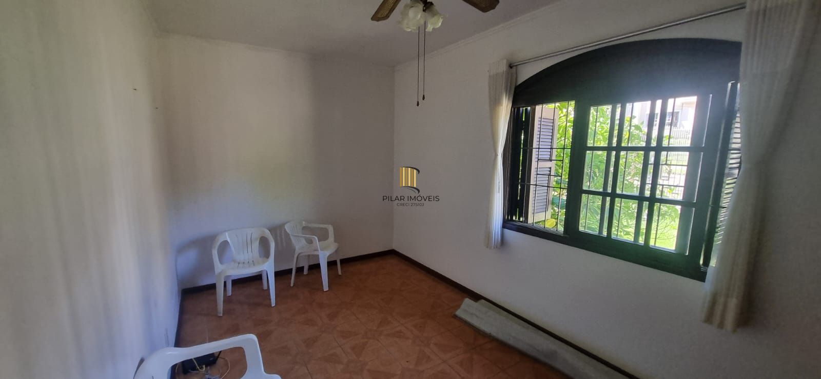 Ótima casa com 3 dormitórios sendo 1suíte e garagem para 4 carros.