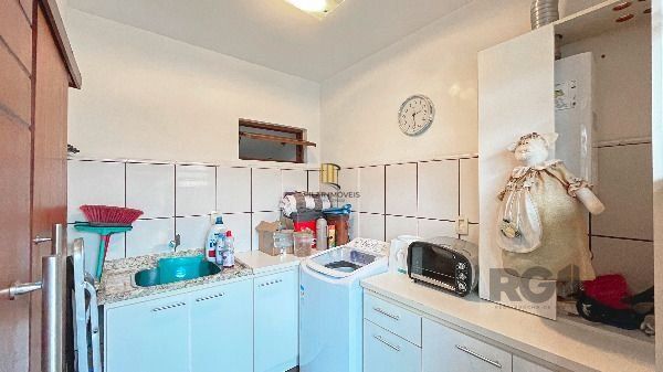 Casa em Porto Alegre, no bairro Hípica, com 3 dormitório(s), e 3 banheiros, à venda.