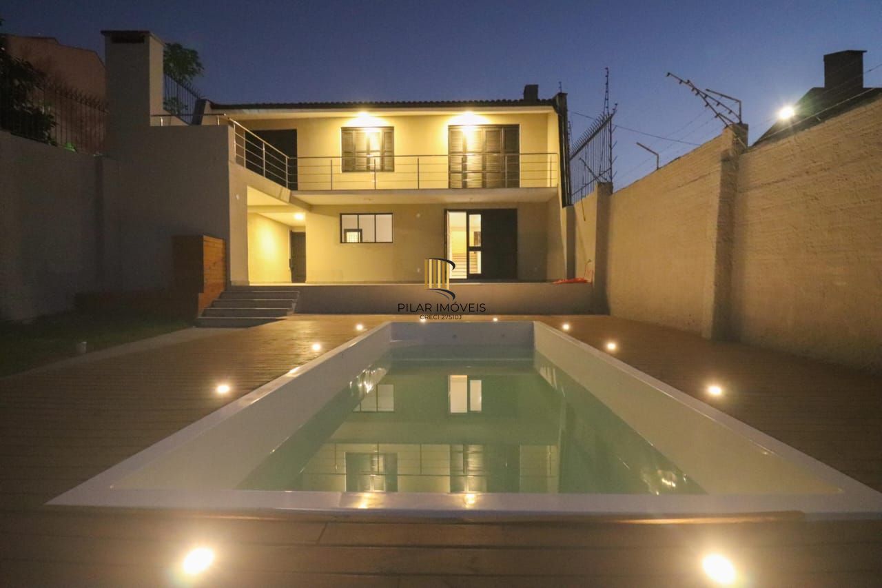 Casa 4 dormitórios no bairro Vila Nova