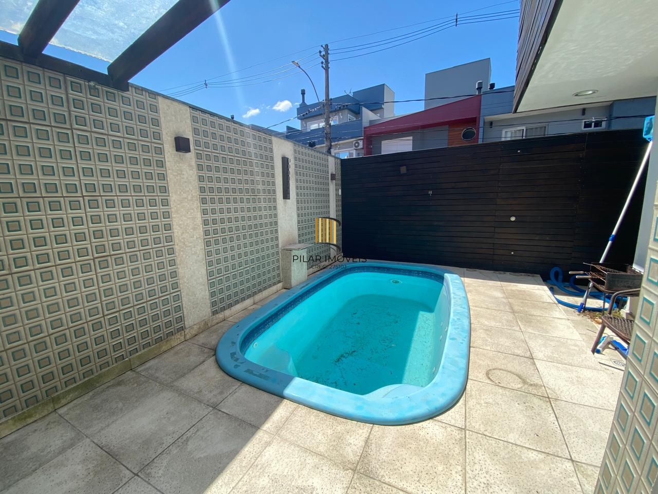 Casa em condomínio semimobiliada, no Lagos de Nova Ipanema