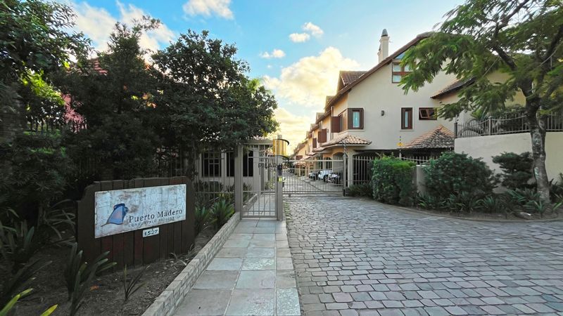 Requinte e conforto em casa de condomínio fechado no Bairro Pedra Redonda, Zona Sul de Porto Alegre.