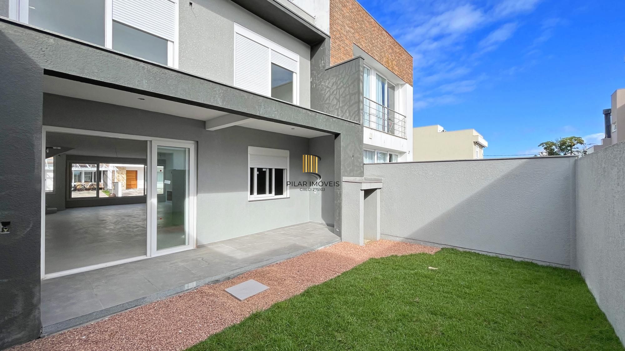 Casa 4 dormitórios( 1 dorm térreo) no Condomínio Villa Amalfi, na zona sul de Porto Alegre.