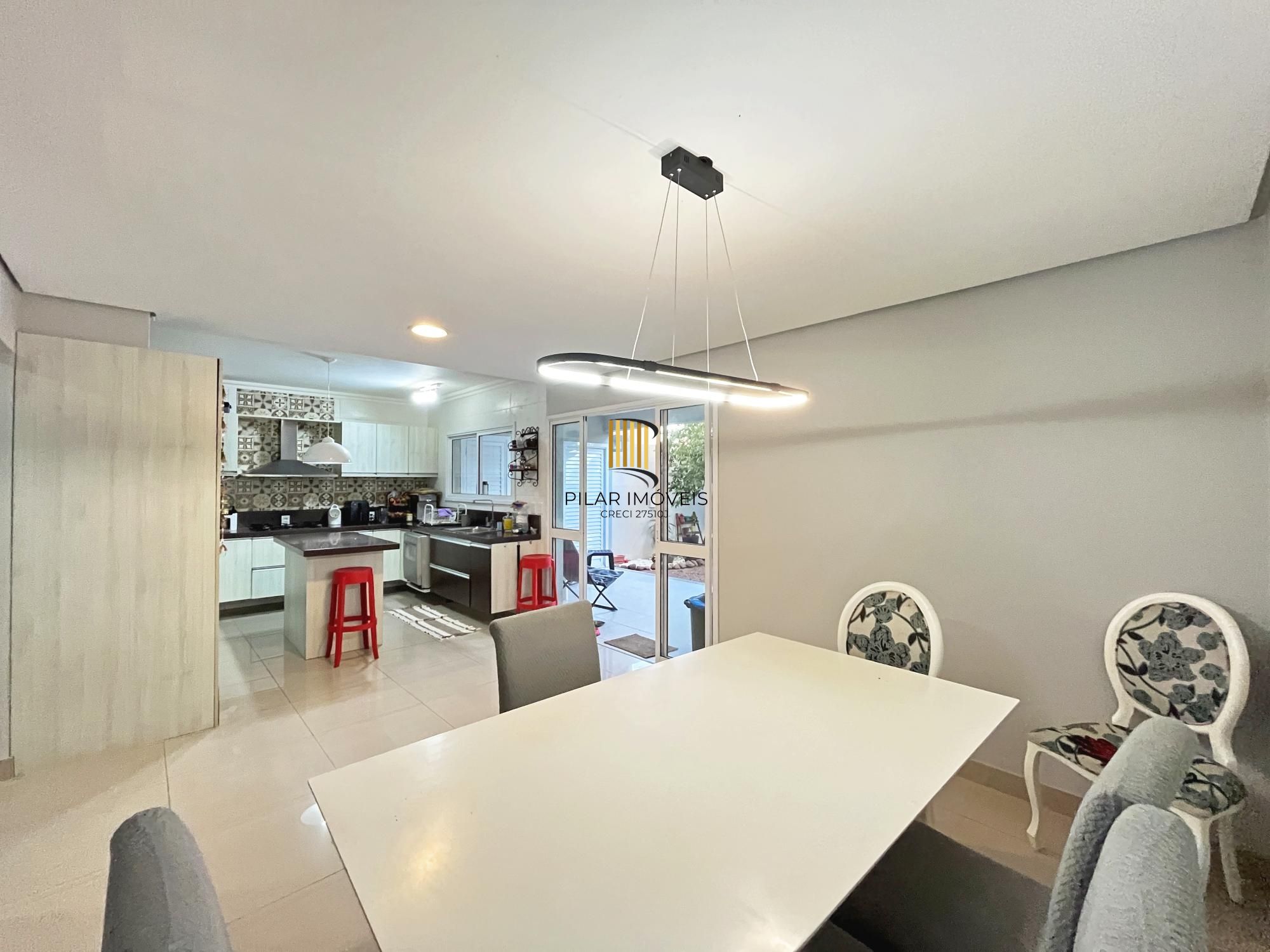 Casa para Venda - 270m², 3 dormitórios, sendo 1 suites, 2 vagas - Guarujá