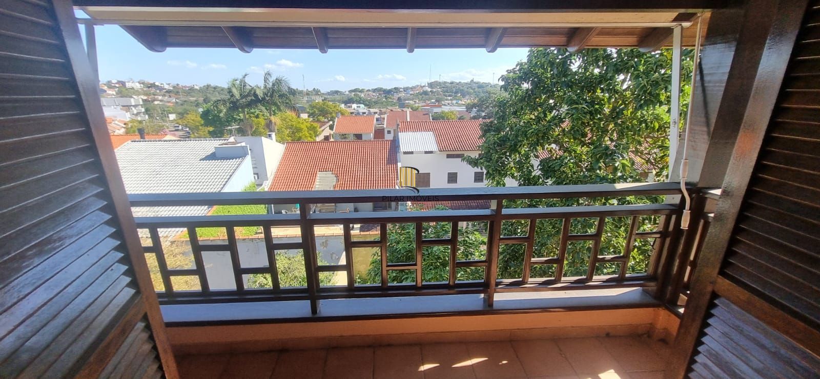 Ótima casa com 3 dormitórios sendo 1suíte e garagem para 4 carros.